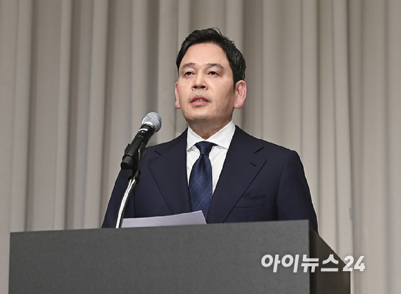 정용진 신세계그룹 회장이 26일 서울 강남구 조선팰리스 호텔에서 스타벅스 5.18 '탱크데이' 마케팅 관련 대국민 사과를 하고 있다. [사진=곽영래 기자]