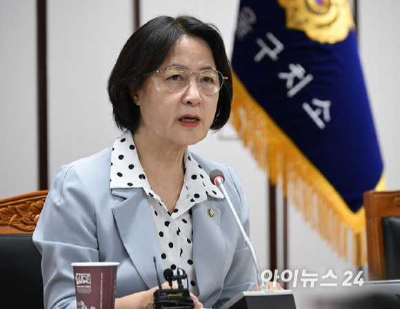 추미애 국회 법제사법위원회 위원장이 1일 경기도 의왕시 서울구치소에서 열린 현장검증에서 모두발언을 하고 있다. 이날 법사위는 윤석열 전 대통령 수감 중 특혜 제공 여부를 확인하고 특검 출석 요구 당시 윤 전 대통령이 옷을 벗고 버티는 과정이 있었는지 여부를 CCTV 등 영상기록 열람을 통해 확인할 예정이다. [사진=국회사진기자단]