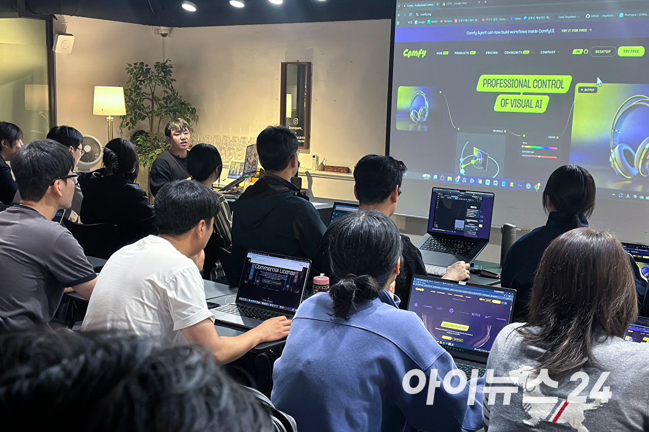 여승호 AI 아트 디렉터가 1일 서울 강남구 역상동 라임스퀘어 강남역점에서 진행된 아이뉴스24 'AFX 마스터 클래스'에서 강의를 하고 있다. [사진=문수지 기자]