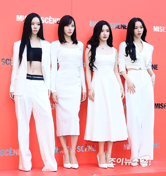 그룹 에스파(aespa)가 19일 오후 서울 성동구 성수동 올리브영N 성수에서 열린 미쟝센 '퍼펙트 세럼 팝업' 팝업 행사 오픈 기념 포토콜 행사에 참석하고 있다. [사진=정소희 기자]