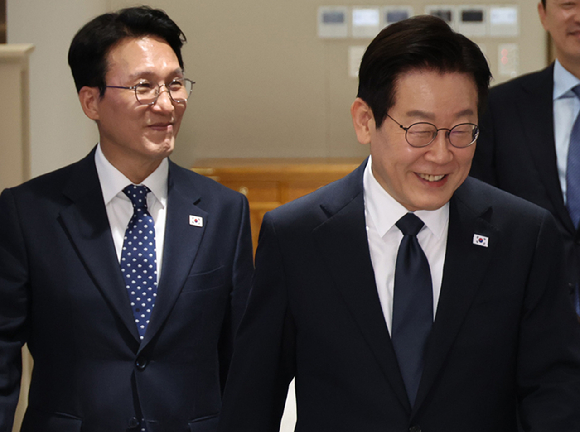 이재명 대통령과 김민석 국무총리가 4일 용산 대통령실에서 열린 국무회의에 입장하고 있다. 2025.11.4 [사진=연합뉴스]