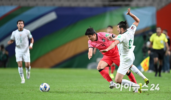 한국 김민재가 2일 오후 서울월드컵경기장에서 진행된 '2022 카타르 월드컵' 아시아 지역 최종예선 A조 1차전 대한민국과 이라크의 경기에서 수비를 하고 있다.