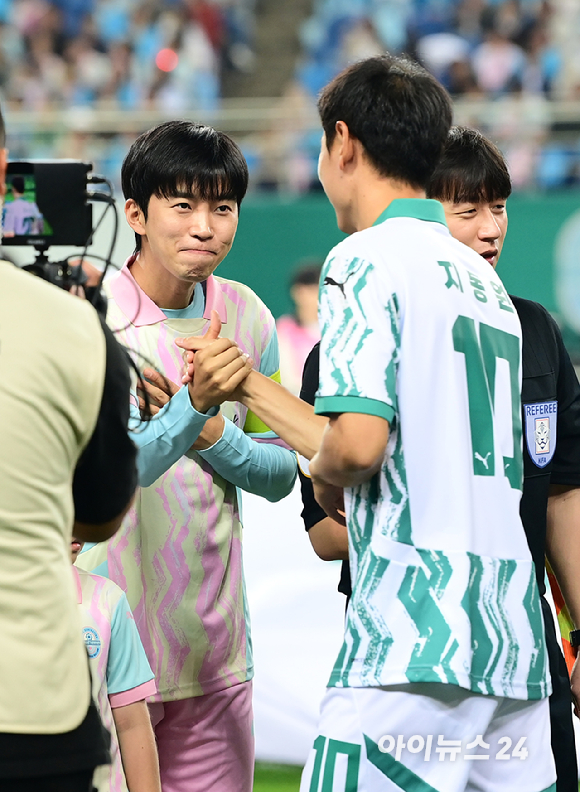 가수 임영웅이 12일 오후 대전광역시 대전월드컵경기장에서 열린 하나은행 자선축구대회 팀 히어로와 팀 기성용 경기에 팀 히어로 주장으로 참석해 지동원과 인사를 나누고 있다. [사진=정소희 기자]