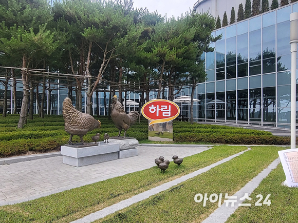 전북 익산시 망성면에 있는 하림산업 '닭고기 종합처리센터'(본사) 앞. [사진=정승필 기자]