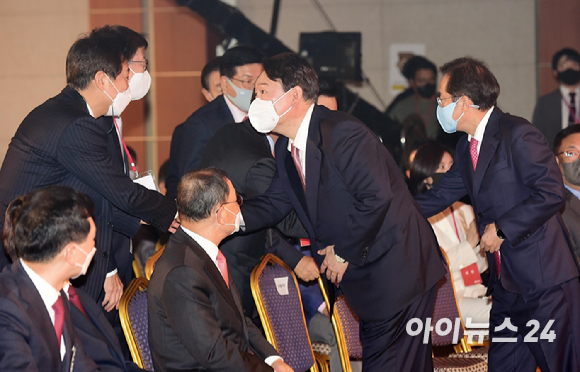 국민의힘 대선 경선 후보들이 5일 오후 서울 용산구 백범김구기념관에서 열린 제20대 대통령 후보 선출을 위한 2차 전당대회에서 악수를 나누고 있다. [사진=국회사진취재단]