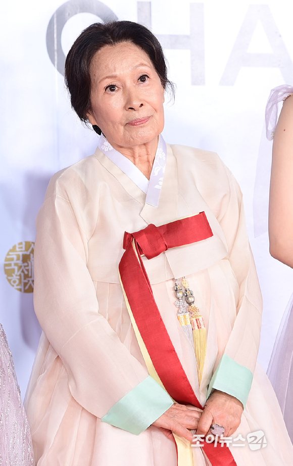 '여전히 찬란하게' 배우 김혜자가 6일 부산 해운대구 영화의전당에서 열린 제31회 부산국제영화제 개막식 레드카펫 행사에 참석하고 있다. [사진=정소희 기자]