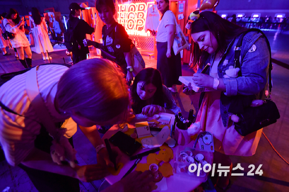 방탄소년단(BTS)과 아미(ARMY, 팬덤명)의 특별한 축제 'BTS FESTA'가 13일 경기도 고양시 킨텍스에서 진행되고 있다. [사진=문수지 기자]