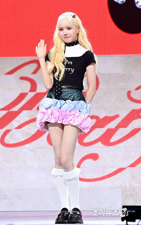 걸그룹 베이비돈크라이(Baby DONT Cry) 미아가 23일 오후 서울 용산구 블루스퀘어에서 열린 데뷔 싱글 &lsquo;에프 걸(F girl)&rsquo;을 발매기념 쇼케이스에서 포토타임을 갖고 있다. [사진=곽영래 기자]