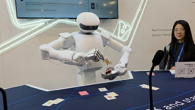 블랙 잭 게임을 진행하는 샤르파의 로봇 손. [사진=정구민]