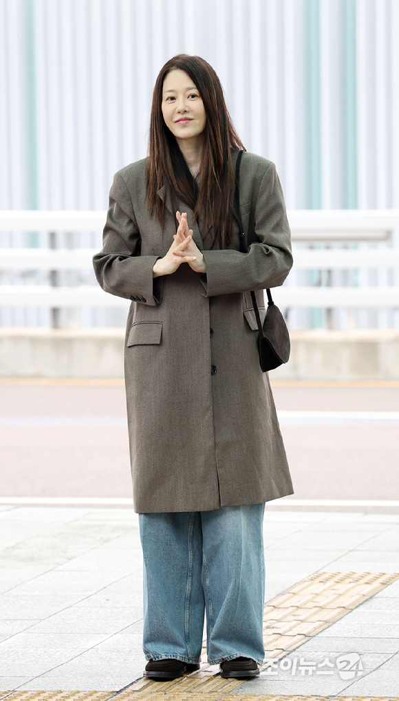 배우 고현정이 COS 2025 FW컬렉션 참석 차 12일 인천국제공항을 통해 미국 뉴욕으로 출국하고 있다. [사진=정소희 기자]