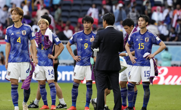일본이 27일(한국시간) 카타르 알라이얀의 아흐마드 빈 알리 스타디움에서 열린 코스타리카와 2022 국제축구연맹(FIFA) 카타르 월드컵 조별리그 E조 2차전에서 패한 뒤 망연자실하고 있다. [사진=뉴시스]