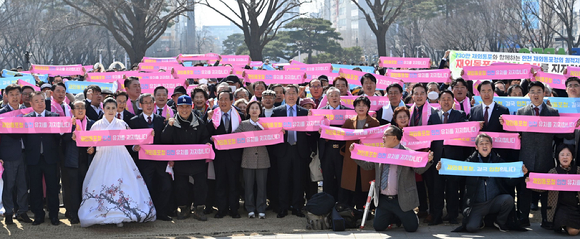  6일 '재외동포청 인천유치 시민운동본부 출범식'에서 유정복 인천시장(가운데)과 참석자들이 기념 촬영을 하고 있다. [사진=인천시]