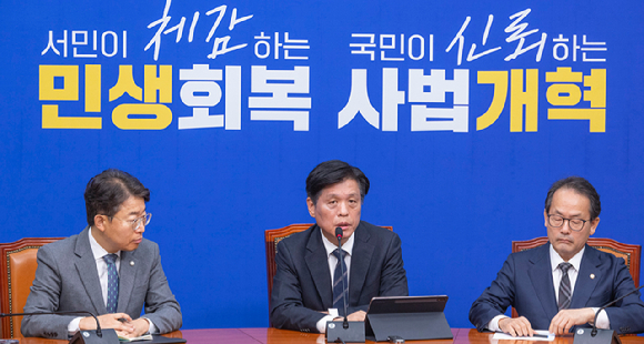 더불어민주당 조승래 사무총장이 22일 국회에서 열린 기자간담회에서 20206년 지방선거 후보 공천과 관련해 설명하고 있다. 2026.3.22 [사진=연합뉴스]