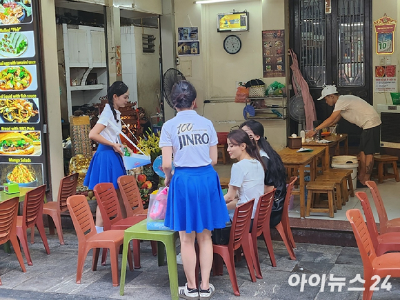 지난 11일(현지시간) 방문한 베트남 하노이 따히엔 맥주거리에 위치한 주점에서 현지 소비자들이 과일소주를 마시고 있다. [사진=전다윗 기자]
