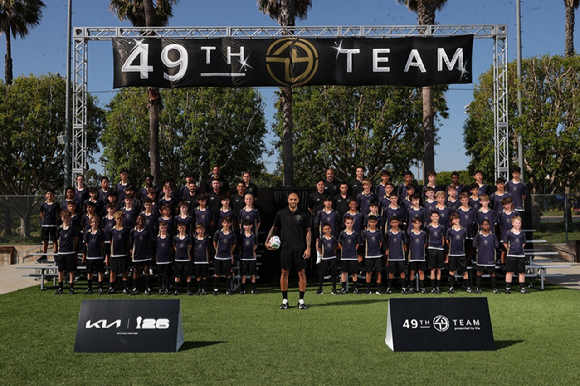 월드컵 글로벌 앰버서더 '티에리 앙리'와 'OMBC 컵'에 참가한 유소년 선수들이 기념 촬영을 하고 있다. [사진=기아]