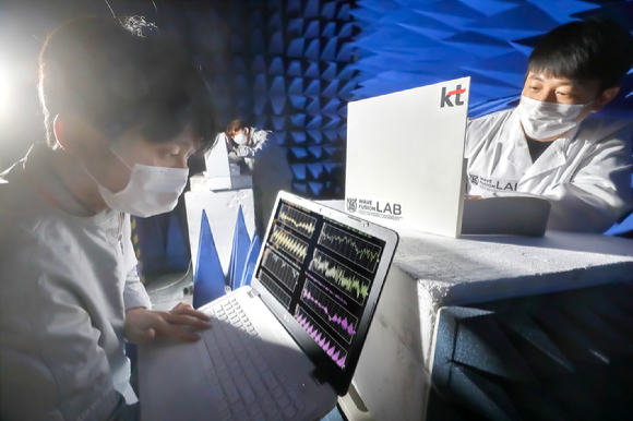 KT 융합기술원·서울대학교 연구원이 RIS(지능형 반사 표면) 기술 성능을 검증하는 모습. [사진=KT]