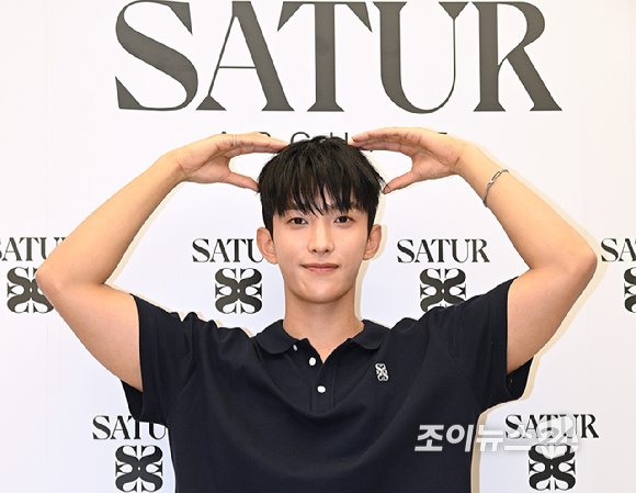 세븐틴 도겸이 10일 오전 서울 중구 명동에서 열린 세터(SATUR) 아카이브 명동 매장 오픈 기념 포토월에서 포즈를 취하고 있다. [사진=곽영래 기자]