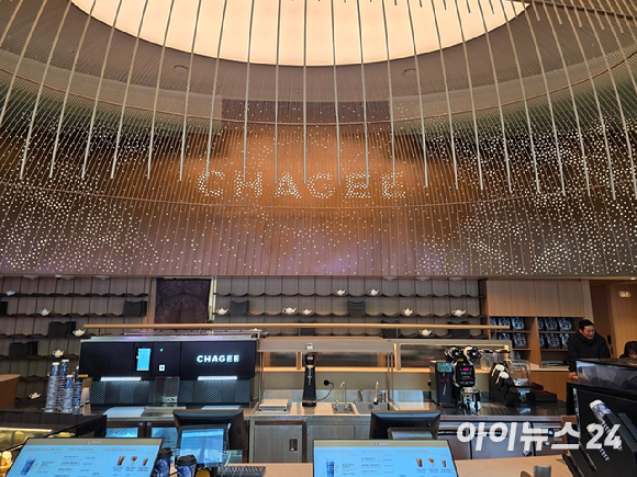 김좌현(왼쪽) 차지 코리아 대표가 한국 진출을 앞두고 28일 서울 강남 차지 플래그십스토어에서 열린 미디어 데이에서 브랜드 전략 등을 설명했다. [사진=전다윗 기자]