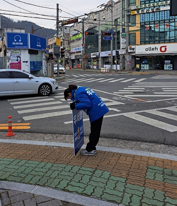  14일 오전 우서영 민주당 경상남도 밀양·의령·함안·창녕 국회의원 후보가 의령읍 중앙사거리에서 인사 하고 있다. [사진=우서영 후보 선거사무소] 