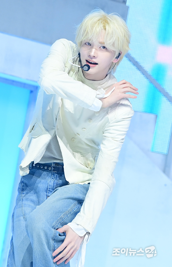 그룹 투어스 신유가 27일 오후 서울 광진구 광장동 예스24라이브홀에서 열린 투어스(TWS) 미니 5집 'NO TRAGEDY' 발매 기념 쇼케이스에서 타이틀곡 '널 따라가' 무대를 선보이고 있다. [사진=정소희 기자]