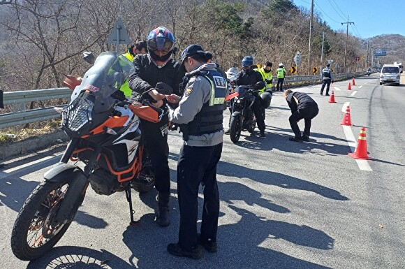 충북경찰이 진천 엽돈재에서 이륜차를 대상으로 폭주행위 집중 단속을 벌이고 있다. [사진=충북경찰청]