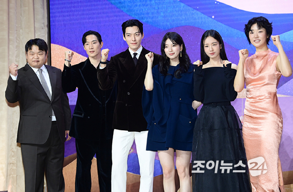 (왼쪽부터)배우 고규필-노상현-김우빈-수지-안은진-이주영이 29일 오후 서울 강남구 역삼동 조선 팰리스 서울 강남에서 열린 넷플릭스 새 시리즈 '다 이루어질지니' 제작발표회에 참석하고 있다. [사진=정소희 기자]