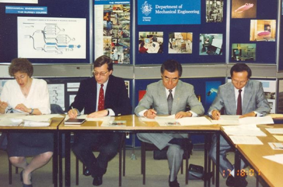 우리별 1호 개발과 관련해 1990년 영국 서리대학과 위성 개발에 협의했다. [사진=카이스트]