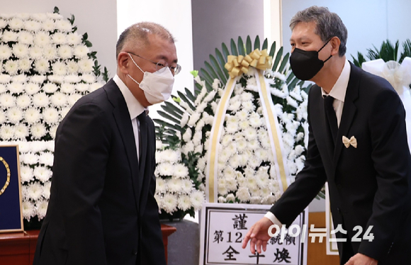 정의선 현대차그룹 회장이 29일 서울 종로구 서울대병원 장례식장에서 마련된 故 노태우 전 대통령 빈소에서 조문을 하고 있다.[사진=사진공동취재단]