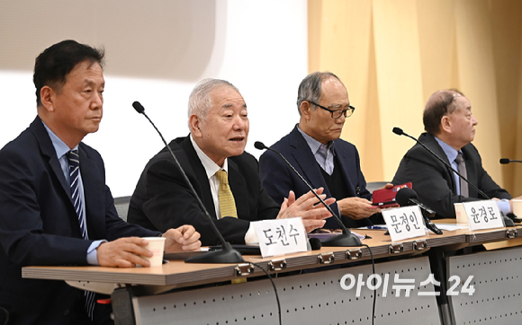 문정인 연세대 명예교수가 2일 오후 서울 여의도 국회도서관 대강당에서 'K민주주의와 한반도평화'라는 주제로 열린 포럼에서 발언을 하고 있다. [사진=곽영래 기자]