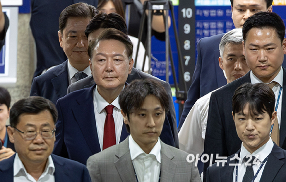 12.3 비상계엄 사태 관련 내란 혐의를 받는 윤석열 전 대통령이 9일 서울 서초구 서울중앙지방법원에서 구속 전 피의자 심문(영장실질심사)을 마치고 대기 장소인 서울구치소로 이동하고 있다. [사진=사진공동취재단]