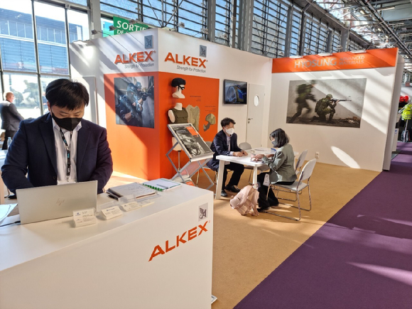 효성첨단소재가 국제 방위산업 전시회 '밀리폴 파리 2021'에 참가해 아라미드 섬유 알켁스(ALKEX®)가 적용된 경량화 방탄복·방탄헬멧을 선보였다. [사진=효성첨단소재]