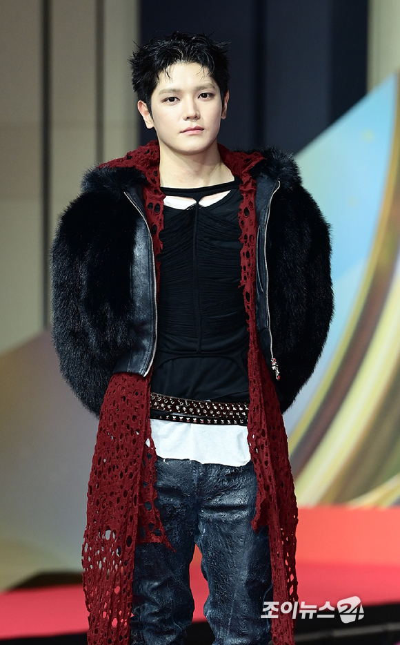 NCT 태용이 25일 오후 인천광역시 중구 운서동 인스파이어 아레나에서 열린 '2025 SBS 가요대전' 레드카펫 행사에 참석하고 있다.&nbsp;