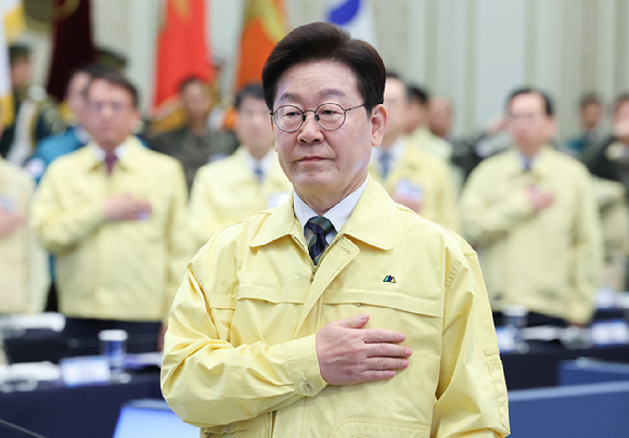 이재명 대통령이 23일 청와대 영빈관에서 열린 제59차 중앙통합방위회의에서 국민의례를 하고 있다. 2026.3.23 [청와대통신사진기자단] [사진=연합뉴스]