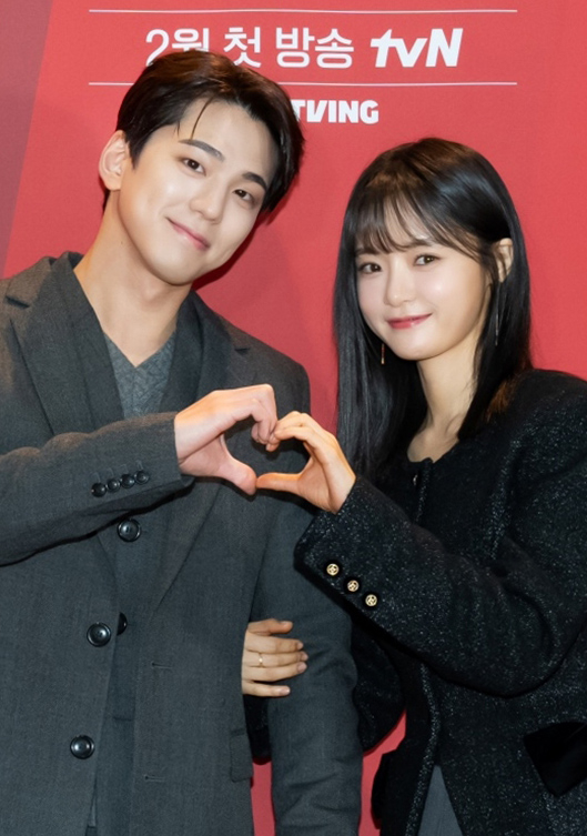 배우 탁재훈-예지원-김민규-고보결-이장우가 8일 사전 녹화 중계로 진행된 tvN 새 수목드라마 '성스러운 아이돌' 제작발표회에 참석하고 있다. [사진=tvN]