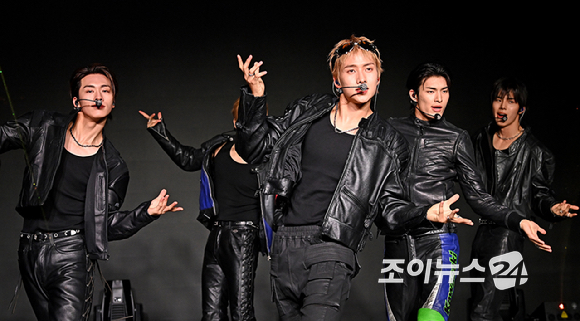 그룹 82메이저(82MAJOR)가 30일 오후 서울 강남구 일지아트홀에서 열린 미니 4집 '트로피' 컴백 쇼케이스에서 무대를 선보이고 있다. [사진=곽영래 기자]