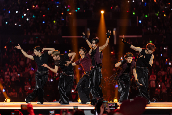 그룹 라이즈가 지난 1일(현지시간)부터 3일까지 미국 로스앤젤레스 크립토닷컴 아레나에서 열린 K-팝 팬&아티스트 페스티벌 '케이콘 엘에이 2025(KCON LA 2025)' 무대에서 열띤 공연을 펼치고 있다. [사진=CJ ENM]