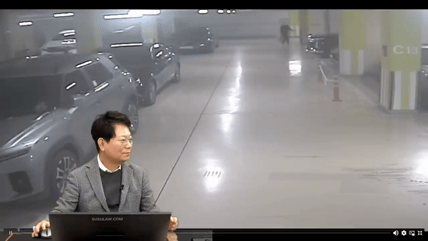 이웃 주민의 이중 주차에 불만을 품고 차량에 상습적으로 침을 뱉은 남성이 경찰 조사까지 받았지만, 처벌 기준이 불명확해 입건조차 되지 않았다. 위 사진은 피해 주민 A씨의 차량에 묻은 침 흔적. [사진=유튜브 '한문철TV']