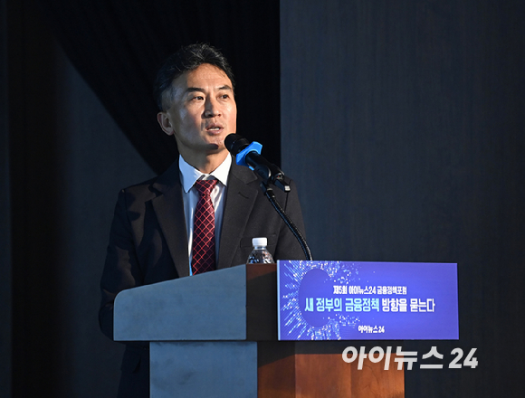 '제5회 아이뉴스24 금융정책포럼'이 '새 정부의 금융정책 방향을 묻는다'를 주제로 19일 서울 중구 은행회관 국제회의실에서 열렸다. 황세운 자본시장연구원 선임연구위원이 기조발제를 하고 있다. [사진=곽영래 기자]