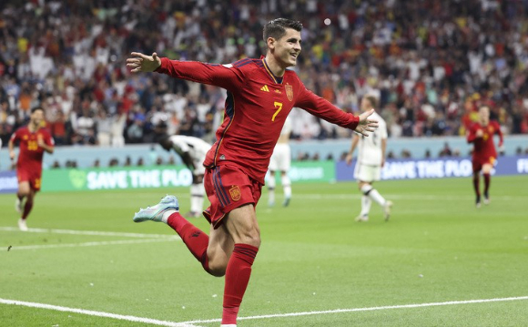 스페인 알바로 모라타가 28일(한국시간) 열린 독일과 2022 카타르월드컵 E조 조별리그 2차전에서 선제골을 넣은 뒤 세리머니를 하고 있다. [사진=뉴시스]