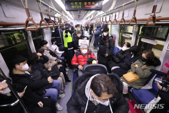 전국장애인차별철폐연대 조합원들이 지난 1일 오전 서울 용산구 삼각지역 4호선에서 열린 장애인 권리예산 확보를 위한 지하철 출근길 선전전을 하고있다. [사진=뉴시스]