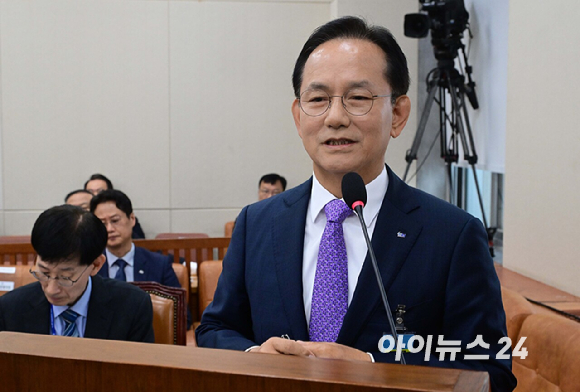 김종출 한국항공우주산업(KAI) 대표이사 사장이 20일 오후 서울 여의도 국회 재정경제기획위원회에서 열린 한국수출입은행 등에 대한 국정감사에서 의원 질의에 답하고 있다. [사진=곽영래 기자]