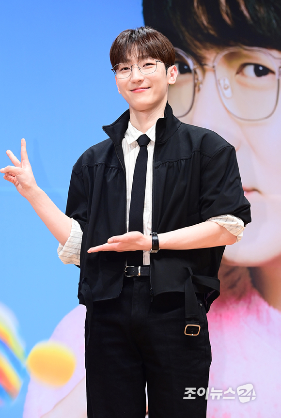 멜로망스 정동환(밴드마스터)이 27일 오전 서울 영등포구 KBS에서 열린 KBS2 뮤직 토크쇼 '더 시즌즈-성시경의 고막남친' 제작발표회에 참석하고 있다. [사진=정소희 기자]