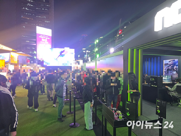 30일 서울 삼성동 코엑스에서 열린 엔비디아의 '지포스 게이머 페스티벌'에서 엔씨소프트가 마련한 '아이온2', '신더시티' 체험 부스에 관객들이 줄지어 대기하고 있다. [사진=박정민 기자]