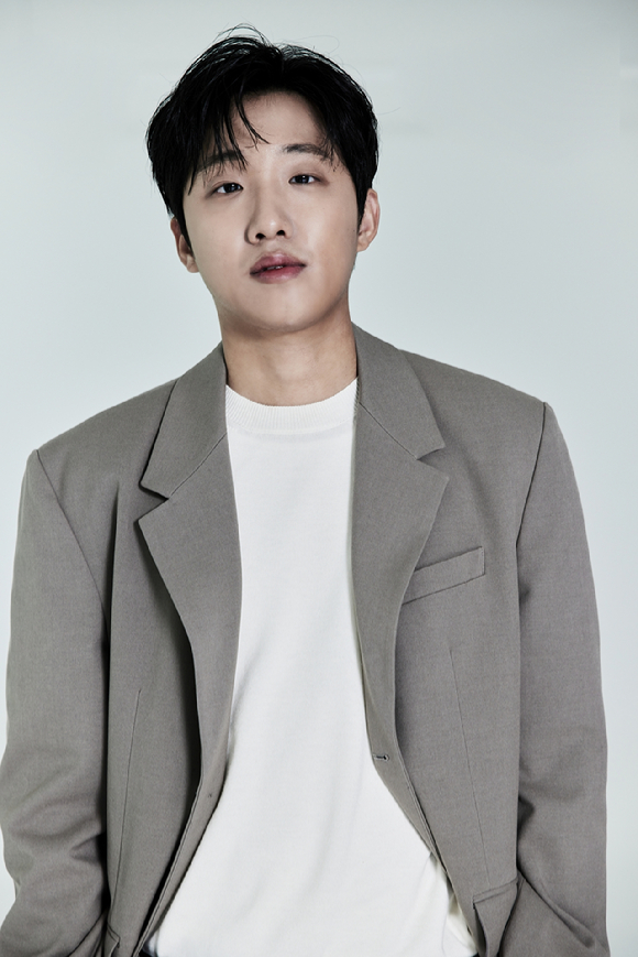 배우 홍사빈이 영화 '화란'(감독 김창훈) 인터뷰에 앞서 포즈를 취하고 있다. [사진=샘컴퍼니 ]