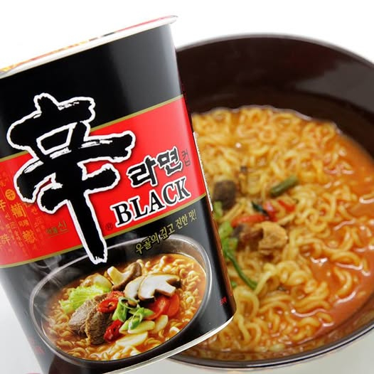 김정수 삼양식품 부회장이 3일 열린 기자간담회에서 우지를 사용한 신제품 '삼양 1963'을 소개하고 있다. [사진=전다윗 기자]