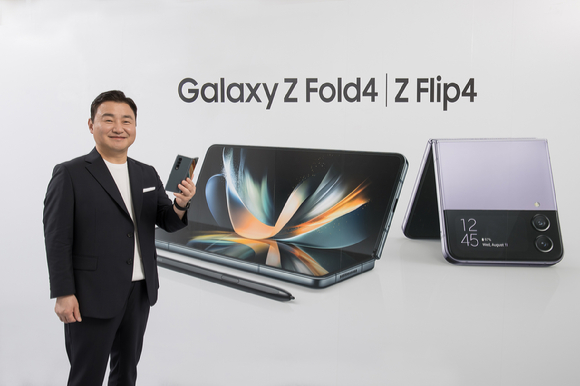 지난 10일(한국시간) '삼성 갤럭시 언팩 2022 (Samsung Galaxy Unpacked 2022: Unfold Your World)에서 삼성전자 MX사업부장 노태문 사장이 차세대 폴더블 스마트폰 '갤럭시 Z 플립4(Galaxy Z Flip4)'와 '갤럭시 Z 폴드4(Galaxy Z Fold4)'를 소개했다. [사진=삼성전자]