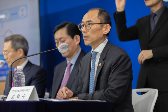 고학수 개인정보위원장(맨 오른쪽)이 14일 오후 서울 종로구 정부청사 합동브리핑룸에서 '디지털플랫폼정부 실현계획 보고회' 사후브리핑을 하고 있다. [사진=개인정보위]