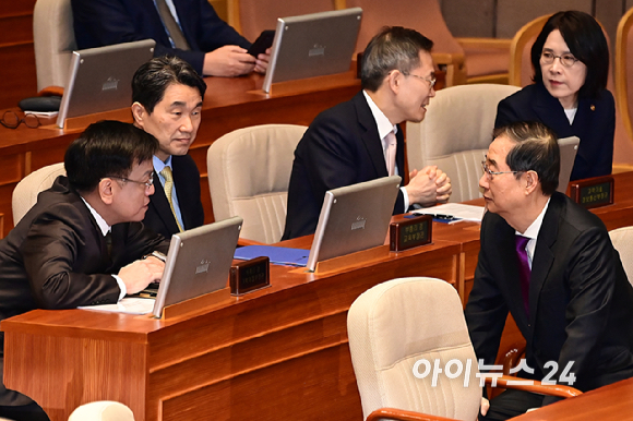 한덕수 국무총리와 최상목 경제부총리 겸 기획재정부 장관, 이주호 사회부총리 겸 교육부 장관이 20일 국회에서 열린 본회의에서 대화하고 있다. [사진=곽영래 기자]