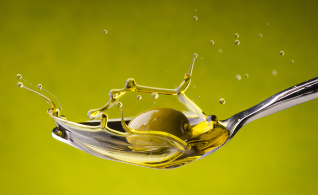 혈관과 뇌 건강을 해칠 수 있는 잘못된 기름 섭취 방식에 대한 설명이 전문가에 의해 나왔다. 사진은 올리브유. [사진=GoodRx]