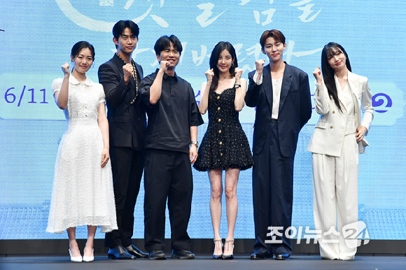 배우 권한솔, 그룹 2PM 옥택연, 소녀시대 서현, 배우 서범준, 지혜원이 11일 오후 서울 구로구 신도림동 더세인트에서 진행된 KBS2 새 수목드라마 '남주의 첫날밤을 가져버렸다' 제작발표회에 참석해 포즈를 취하고 있다. [사진=문수지 기자]